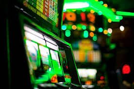 FHMBet VIP ဘောလုံးကစားသမားများ Parlay Bet တင်ပြီး ဘောလုံးပွဲ ကြည့်နေသည့် မြင်ကွင်း
